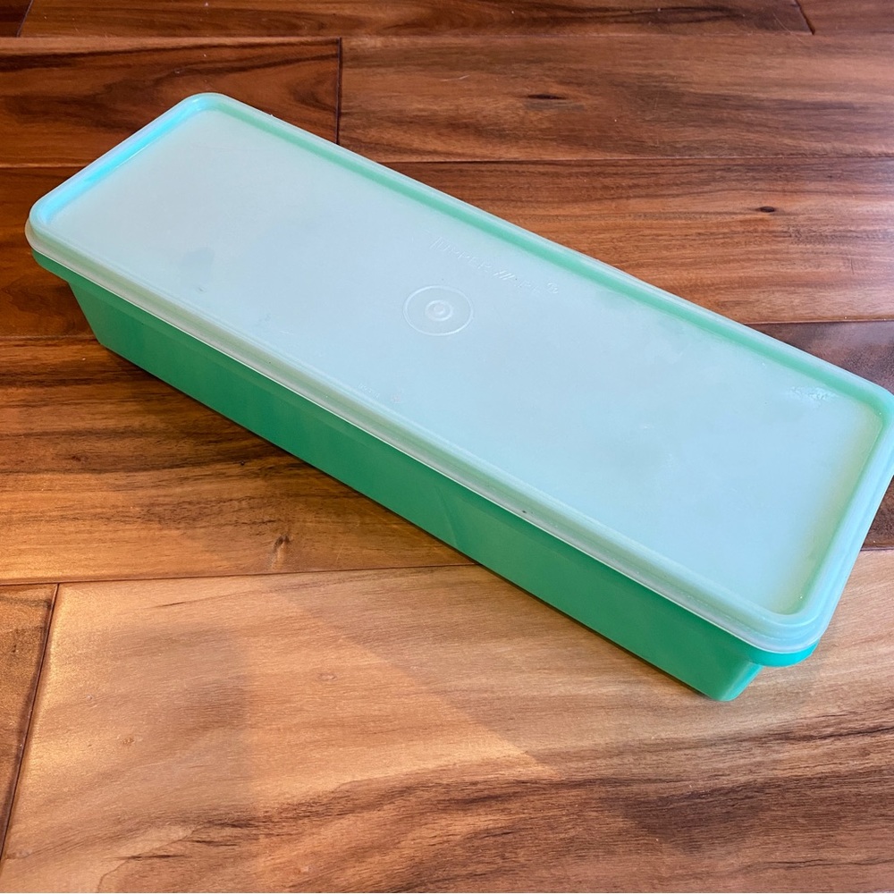 Vintage TUPPERWARE Jadite Easy Crisp Vegetable Celery Keeper With Lid